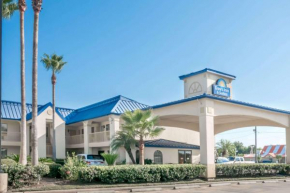  Days Inn & Suites by Wyndham Winnie  Уинни